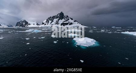 Segeln durch den Lemaire-Kanal, bekannt als „Kodak Gap“, antarktische Halbinsel. Stockfoto