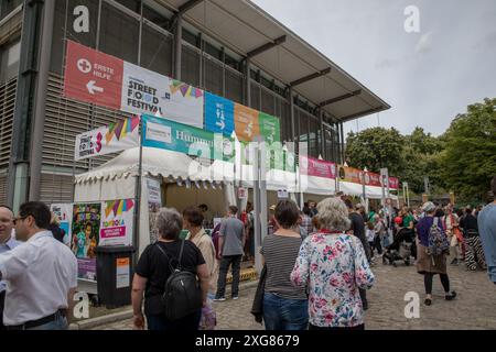 7. Juli 2024, Berlin: Am 7. Juli 2024 veranstaltete die Jüdische Gemeinde Berlin das 3. Kosher Street Food Festival. Die Veranstaltung fand im Innenhof der Neuen Synagoge in der Oranienburger Straße statt und zog Besucher an, die die reichen kulinarischen Traditionen der jüdischen Küche kennenlernen wollten. Mehr als 30 Imbissstände bieten 100 % koschere Speisen und Getränke an und begeisterten die Besucher mit verschiedenen Geschmacksrichtungen, die von klassischen Favoriten bis hin zu innovativen neuen Gerichten reichen. Das Festival, das freien Eintritt bot, war eine lebhafte Feier der Kultur, des Essens und der Gemeinschaft. Familien genossen eine Vielzahl von Unterhaltungsmöglichkeiten, Ensur Stockfoto