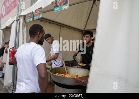 7. Juli 2024, Berlin: Am 7. Juli 2024 veranstaltete die Jüdische Gemeinde Berlin das 3. Kosher Street Food Festival. Die Veranstaltung fand im Innenhof der Neuen Synagoge in der Oranienburger Straße statt und zog Besucher an, die die reichen kulinarischen Traditionen der jüdischen Küche kennenlernen wollten. Mehr als 30 Imbissstände bieten 100 % koschere Speisen und Getränke an und begeisterten die Besucher mit verschiedenen Geschmacksrichtungen, die von klassischen Favoriten bis hin zu innovativen neuen Gerichten reichen. Das Festival, das freien Eintritt bot, war eine lebhafte Feier der Kultur, des Essens und der Gemeinschaft. Familien genossen eine Vielzahl von Unterhaltungsmöglichkeiten, Ensur Stockfoto