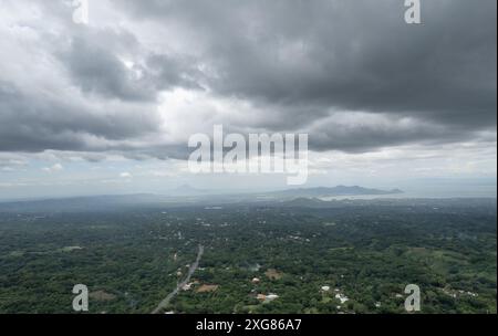 Panoramablick auf mittelamerika mit grünen Tälern, See und Vulkan im Hintergrund Stockfoto