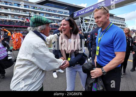 Silverstone, Großbritannien. Juli 2024. Jackie Stewart (GBR) in der Startaufstellung mit Sir Chris Hoy (GBR) und seiner Frau Lady Sarra Hoy (GBR) Formel-1-Weltmeisterschaft, Rd 12, britischer Grand Prix, Sonntag, 7. Juli 2024. Silverstone, England. Quelle: James Moy/Alamy Live News Stockfoto