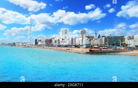 Blick auf die Landschaft des Pebble Beach in Brighton und die blaue saubere Meerwasserbucht, die für Touristen bereit ist, um den Sommerurlaub in England zu genießen Stockfoto