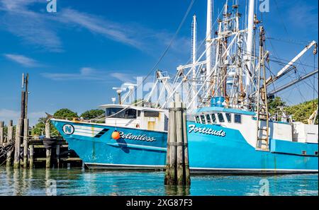 Zwei große kommerzielle Fischerboote am Dock in greenport, ny Stockfoto