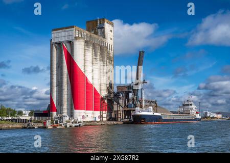 Getreidefracht im Hafen von Saint Nazaire in Frankreich, vor den Getreidesilos Stockfoto