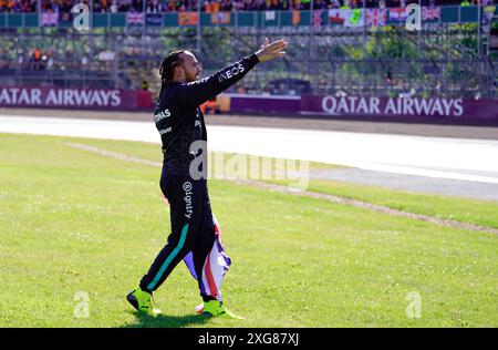 Mercedes-Fahrer Lewis Hamilton würdigt die Menge, nachdem er den Großen Preis von Großbritannien auf dem Silverstone Circuit in Northamptonshire gewonnen hatte. Bilddatum: Sonntag, 7. Juli 2024. Stockfoto