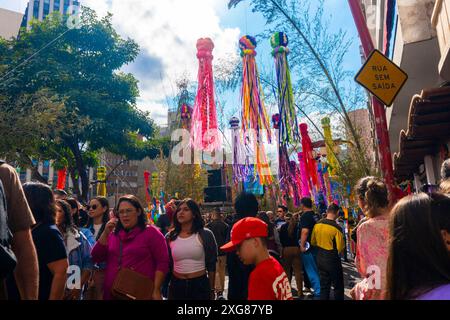 Die Teilnehmer nehmen am Tanabata Festival am 7. Juli 2024 in Sao Paulo, Brasilien, Teil. Das Tanabata Matsuri oder Star Festival ist ein Festival, das normalerweise im Juli stattfindet. Während des Festivals sind die Straßen mit Papier- oder Bambusverzierungen gefüllt, mit Tänzen, Musik und typischen Speisen. Wünsche sind auf den Tansaku geschrieben - Papierstreifen, die auch als „Wunschstreifen“ bekannt sind - die dann zusammen mit Bambus verbrannt werden, in dem Glauben, dass der Rauch die Wünsche zu den Sternen tragen würde. Seit mehr als 30 Jahren im Stadtteil Liberdade hat die Tanabata Matsuri Dutzende von Attraktionen und zieht Tausende an Stockfoto