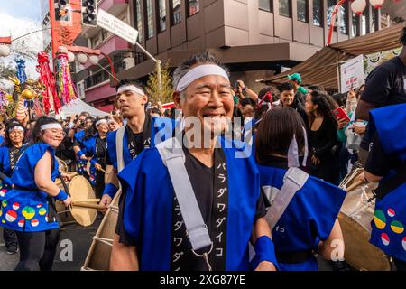 Die Teilnehmer nehmen am Tanabata Festival am 7. Juli 2024 in Sao Paulo, Brasilien, Teil. Das Tanabata Matsuri oder Star Festival ist ein Festival, das normalerweise im Juli stattfindet. Während des Festivals sind die Straßen mit Papier- oder Bambusverzierungen gefüllt, mit Tänzen, Musik und typischen Speisen. Wünsche sind auf den Tansaku geschrieben - Papierstreifen, die auch als „Wunschstreifen“ bekannt sind - die dann zusammen mit Bambus verbrannt werden, in dem Glauben, dass der Rauch die Wünsche zu den Sternen tragen würde. Seit mehr als 30 Jahren im Stadtteil Liberdade hat die Tanabata Matsuri Dutzende von Attraktionen und zieht Tausende an Stockfoto