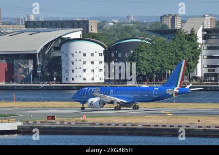 ITA Airways Airbus A220-100 I-ADVB bereitet sich auf den Start vom London City Airport in East London vor Stockfoto