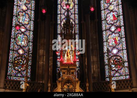 Die Heilige Kapelle in der Kathedrale von Lille, die im neugotischen Stil erbaute RC-Basilika Notre Dame de la Treille in Frankreich. Stockfoto