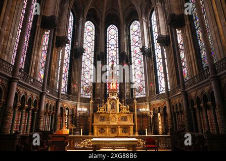 Die Heilige Kapelle in der Kathedrale von Lille, die im neugotischen Stil erbaute RC-Basilika Notre Dame de la Treille in Frankreich. Stockfoto