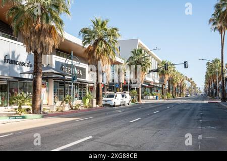 Palm Springs, Kalifornien - 27. Juni. 2024: Blick auf das Einkaufsviertel in Palm Springs, Kalifornien Stockfoto