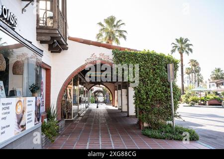 Palm Springs, Kalifornien - 27. Juni. 2024: Blick auf das Einkaufsviertel in Palm Springs, Kalifornien Stockfoto