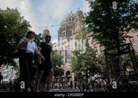 Am 7. Juli 2024 veranstaltete die Jüdische Gemeinde Berlin das 3. Kosher Street Food Festival. Die Veranstaltung fand im Innenhof der Neuen Synagoge in der Oranienburger Straße statt und zog Besucher an, die die reichen kulinarischen Traditionen der jüdischen Küche kennenlernen wollten. Mehr als 30 Imbissstände bieten 100 % koschere Speisen und Getränke an und begeisterten die Besucher mit verschiedenen Geschmacksrichtungen, die von klassischen Favoriten bis hin zu innovativen neuen Gerichten reichen. Das Festival, das freien Eintritt bot, war eine lebhafte Feier der Kultur, des Essens und der Gemeinschaft. Familien genossen eine Vielzahl von Unterhaltungsmöglichkeiten, die Spaß für alle Altersgruppen garantieren. Kinder Stockfoto