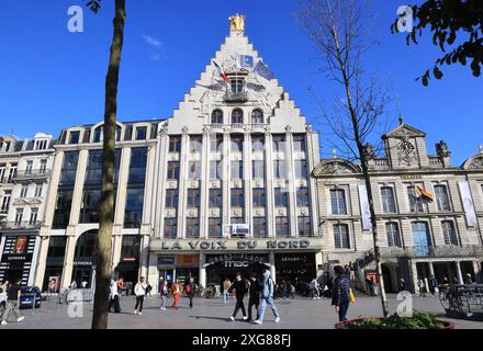 Das Voix du Nord-Gebäude am Place du General de Galle, mit den drei Graben oben, im Zentrum von Lille, Nordfrankreich. Stockfoto