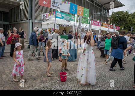 Am 7. Juli 2024 veranstaltete die Jüdische Gemeinde Berlin das 3. Kosher Street Food Festival. Die Veranstaltung fand im Innenhof der Neuen Synagoge in der Oranienburger Straße statt und zog Besucher an, die die reichen kulinarischen Traditionen der jüdischen Küche kennenlernen wollten. Mehr als 30 Imbissstände bieten 100 % koschere Speisen und Getränke an und begeisterten die Besucher mit verschiedenen Geschmacksrichtungen, die von klassischen Favoriten bis hin zu innovativen neuen Gerichten reichen. Das Festival, das freien Eintritt bot, war eine lebhafte Feier der Kultur, des Essens und der Gemeinschaft. Familien genossen eine Vielzahl von Unterhaltungsmöglichkeiten, die Spaß für alle Altersgruppen garantieren. Kinder Stockfoto