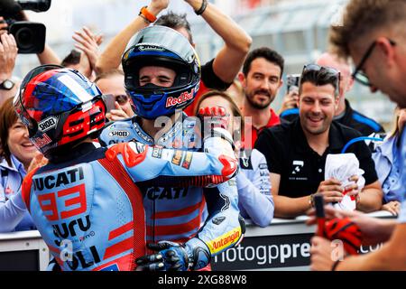 Deutsche MotoGP, Renntag. Juli 2024. Marc Marquez, Alex Marquez auf dem Podium nach dem Rennen bei der deutschen MotoGP Credit: Action Plus Sports/Alamy Live News Stockfoto