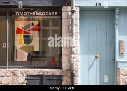 Die Passage des Arts, die kunstvolle Rue des Vieux Murs in Lilles Altstadt mit flippigen Kunstgalerien und Restaurants, Frankreich Stockfoto