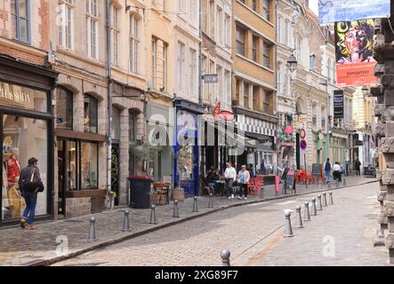 Kunstgalerien, Cafés und Boutiquen in Lilles Altstadt an der Rue de La Monnaie, Nordfrankreich. Stockfoto