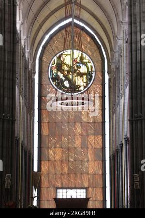 Das Rosenfenster von Ladislaus Kijno in der Kathedrale von Lille, die gotische Basilika von Notre Dame de la Treille, Frankreich. Stockfoto