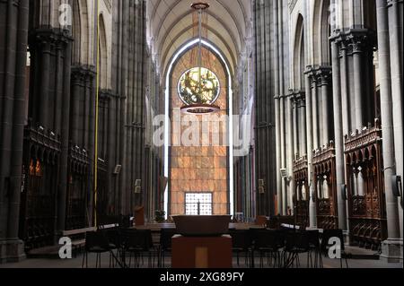 Das Rosenfenster von Ladislaus Kijno in der Kathedrale von Lille, die gotische Basilika von Notre Dame de la Treille, Frankreich. Stockfoto