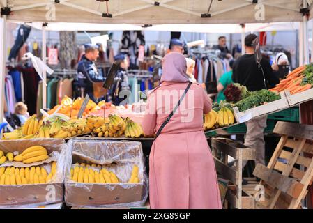 Lebhafter Flohmarkt von Wazeemes im ethnisch gemischten Viertel Lille mit arabischem Geschmack in Nordfrankreich. Stockfoto