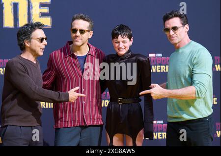 Berlin, Deutschland. Juli 2024. Der Produzent Shawn Levy (l-r) und die Schauspieler Ryan Reynolds, Emma Corrin und Hugh Jackman kommen in die Uber Arena, um Deadpool und Wolverine zu veröffentlichen. Annette Riedl/dpa/Alamy Live News Stockfoto