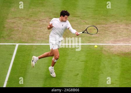 Ben Shelton im Kampf gegen Jannik Sinner am siebten Tag der Wimbledon Championships 2024 im All England Lawn Tennis and Croquet Club in London. Bilddatum: Sonntag, 7. Juli 2024. Stockfoto