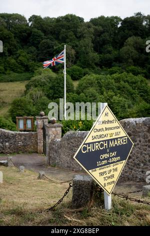 Ein Gremium wirbt für den Kirchenmarkt in der St. Winifred's Church am 30. Juni 2024 in Branscombe, Devon, England. Stockfoto