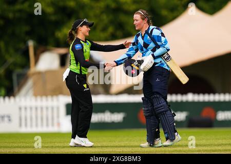 Cheltenham, Vereinigtes Königreich, 7. Juli 2024. Hollie Armitage von Northern Diamonds und Sophie Luff von Western Storm schütteln sich beim Rachael Heyhoe Flint Trophy Spiel zwischen Western Storm und Northern Diamonds die Hände. Quelle: Robbie Stephenson/Western Storm/Alamy Live News Stockfoto