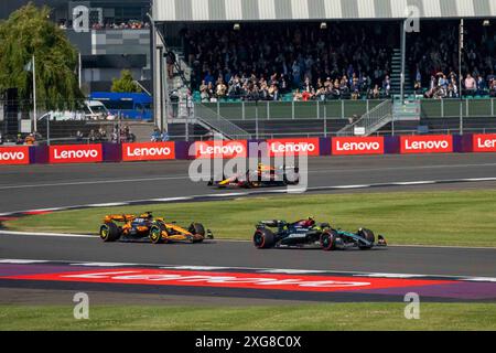 Silverstone (Towcester), Großbritannien, 07. Juli 2024, Lewis Hamilton gewinnt den britischen Grand Prix Credit: Christopher Neve/Alamy Live News Stockfoto