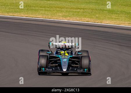 Silverstone (Towcester), Großbritannien, 07. Juli 2024, Lewis Hamilton gewinnt den britischen Grand Prix Credit: Christopher Neve/Alamy Live News Stockfoto