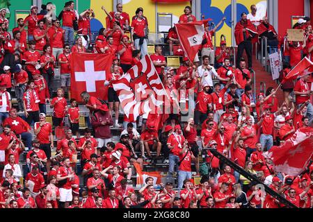 Fans der Schweiz beim Viertelfinalspiel der UEFA Euro 2024 zwischen England und der Schweiz am 6. Juli 2024 in der Arena Düsseldorf. Stockfoto