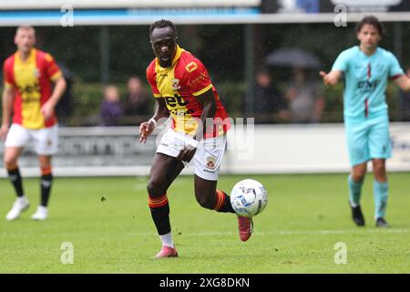 Apeldoorn, Niederlande. Juli 2024. APELDOORN, NIEDERLANDE - 7. JULI: Bobby Adekanye von Go Ahead Eagles während des Vorsaisonspiels zwischen Go Ahead Eagles und Almere City FC bei WWNA am 7. Juli 2024 in Apeldoorn, Niederlande. (Foto von Peter Lous/Orange Pictures) Credit: Orange Pics BV/Alamy Live News Stockfoto