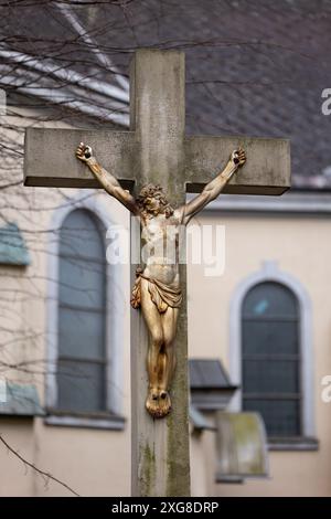 Statue von Jesus Christus (INRI) vor der Kirche, vertikales Bild Stockfoto