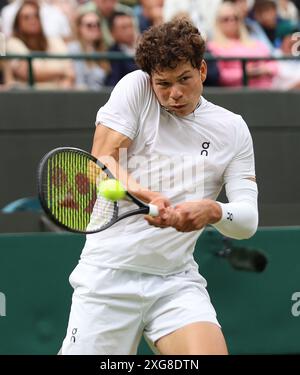 London, Großbritannien. Juli 2024. Der US-amerikanische Ben Shelton spielt am 7. Tag der Wimbledon-Meisterschaft 2024 in London am Sonntag, den 7. Juli 2024, eine Rückhand gegen den Italiener Jannik Sinner. Foto: Hugo Philpott/UPI Credit: UPI/Alamy Live News Stockfoto