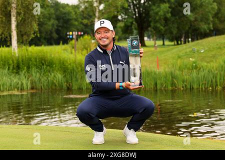 07. Juli 2024, Bayern, München/Eichenried: Golf: BMW International Open, Runde 4, Schottlands Ewen Ferguson hält die Trophäe nach seinem Sieg in den Händen. Foto: Christian Kolbert/kolbert-Press/dpa Stockfoto