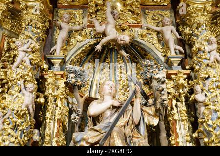 Astorga, Spanien – 4. Juni 2023: Statue einer Frau, die ein Schwert in der Hand hält. Stockfoto