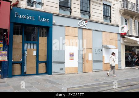 Paris, Frankreich. Juli 2024. Aus Angst vor Gewalt nach den Wahlen stürzten Banken und Einzelhändler ihre Fenster und vor der zweiten Runde der Schnellwahlen. Aber Paris ist ruhig und das Leben geht wie gewohnt weiter Stockfoto