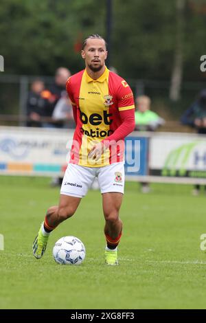 Apeldoorn, Niederlande. Juli 2024. APELDOORN, NIEDERLANDE - 7. JULI: Luca Everink von Go Ahead Eagles während des Vorsaisonspiels zwischen Go Ahead Eagles und Almere City FC bei WWNA am 7. Juli 2024 in Apeldoorn, Niederlande. (Foto von Peter Lous/Orange Pictures) Credit: Orange Pics BV/Alamy Live News Stockfoto