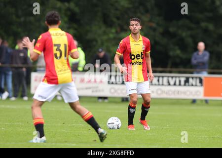 Apeldoorn, Niederlande. Juli 2024. APELDOORN, NIEDERLANDE - 7. JULI: Enric Llansana von Go Ahead Eagles während des Vorsaisonspiels zwischen Go Ahead Eagles und Almere City FC bei WWNA am 7. Juli 2024 in Apeldoorn, Niederlande. (Foto von Peter Lous/Orange Pictures) Credit: Orange Pics BV/Alamy Live News Stockfoto