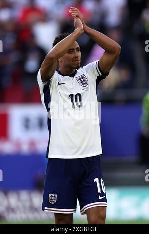 Jude Bellingham aus England feiert am 6. Juli 2024 in der Arena Düsseldorf am Ende des Viertelfinales der UEFA Euro 2024 zwischen England und der Schweiz. Stockfoto