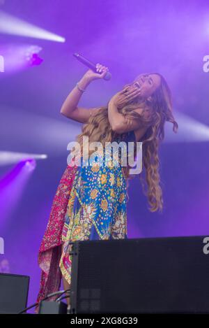 Glynde, East Sussex, Großbritannien. Juli 2024. Glynde, East Sussex, 7. Juli 2024. Joss Stone tritt am Samstagabend beim Love Supreme Jazz Festival in Glynde, East Sussex, auf. Quelle: Francesca Moore/Alamy Live News Stockfoto