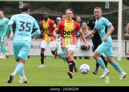 Apeldoorn, Niederlande. Juli 2024. APELDOORN, NIEDERLANDE - 7. JULI: Mathis Suray von Go Ahead Eagles während des Vorsaisonspiels zwischen Go Ahead Eagles und Almere City FC bei WWNA am 7. Juli 2024 in Apeldoorn, Niederlande. (Foto von Peter Lous/Orange Pictures) Credit: Orange Pics BV/Alamy Live News Stockfoto