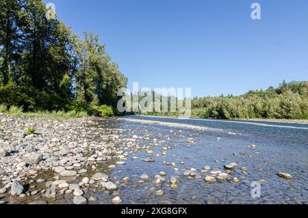 Faszinierender Blick auf den Vedder River, der sich durch Chilliwack, British C, Olumnbia, Kanada schlängelt Stockfoto