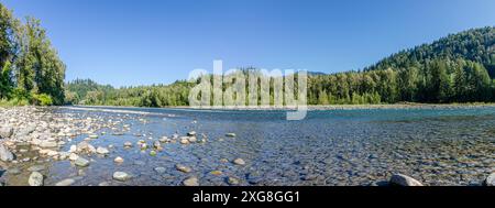 Faszinierender Blick auf den Vedder River, der sich durch Chilliwack, British C, Olumnbia, Kanada schlängelt Stockfoto