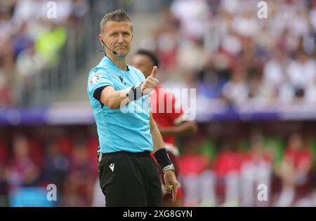 Düsseldorf, Deutschland. Juli 2024. firo : 06.07.2024, Fußball: UEFA EURO 2024, EM, Europameisterschaft 2024, Viertelfinale, Finale 1/4, M48, Match 48, eng, England - SUI, Schweiz Daniele Orsato Schiedsrichtergesten Credit: dpa/Alamy Live News Stockfoto