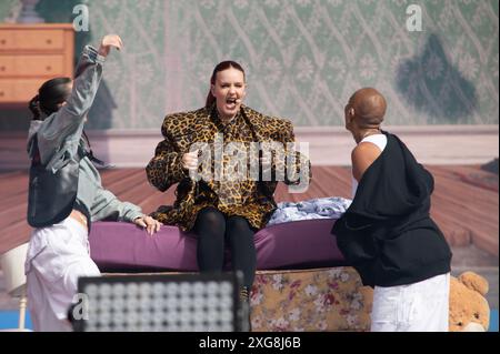 London, Vereinigtes Königreich. Juli 2024. Anne Marie unterhält das Publikum auf der Main Stage des BST Hyde Park Festivals und wartet auf Headliner Shainia Twain. Cristina Massei/Alamy Live News Stockfoto