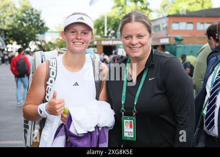 London, Großbritannien. Juli 2024. Die belgische Jeline Vandromme und die belgische Kim Clijsters wurden nach einem Tennisspiel zwischen der belgischen Vandromme und der koreanischen Jang in Runde 1 der Mädchen-Singles des Wimbledon Grand Slam Turniers 2024 im All England Tennis Club im Südwesten Londons, Großbritannien, aufgenommen. BELGA FOTO BENOIT DOPPAGNE Credit: Belga News Agency/Alamy Live News Stockfoto