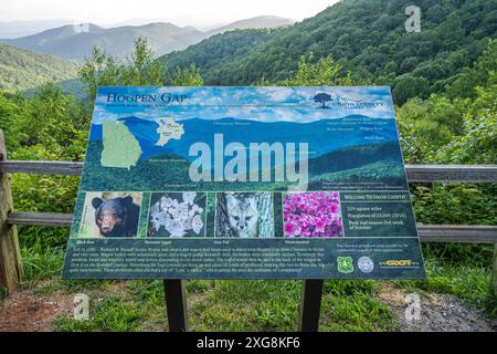 Panoramablick und Interpretationstafel am Hogpen Gap, einem Zugangspunkt auf dem Appalachian Trail entlang des Richard B. Russell Scenic Byway in Georgia. (USA) Stockfoto