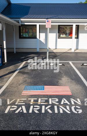 Veteranenparkplatz bei Alexander's, einem unabhängigen, familiengeführten Gemischtwarenladen in Blairsville, Georgia. (USA) Stockfoto